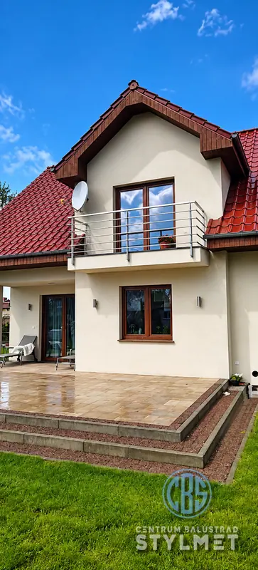 Balustrada balkonowa ze stali nierdzewnej w domu jednorodzinnym