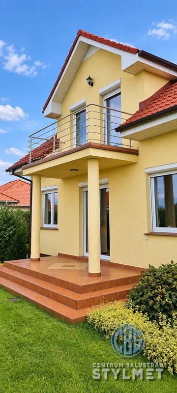 Balustrada balkonowa w domu jednorodzinnym