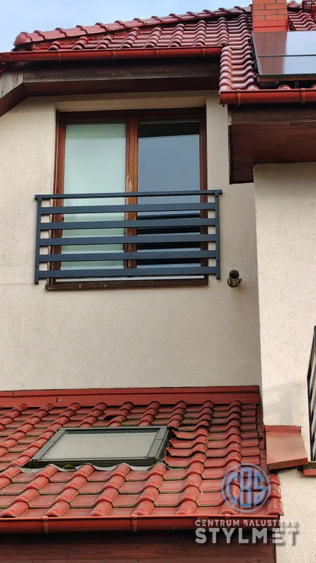 Czarna balustrada francuska na elewacji domu jednorodzinnego