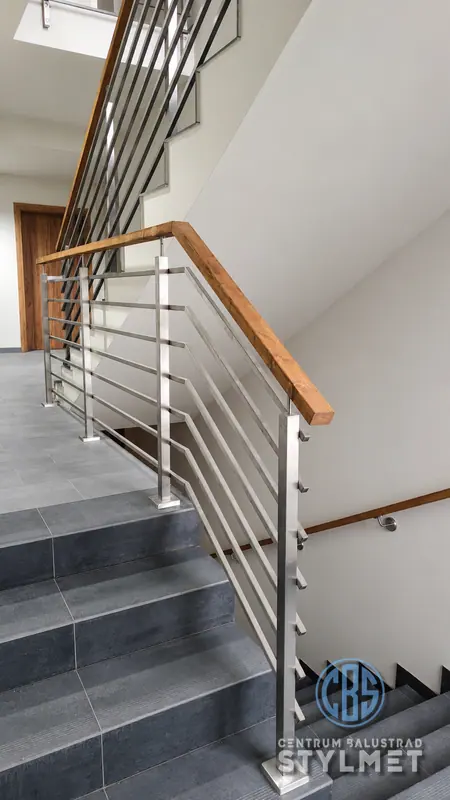 Balustrada schodowa z drewnianym pochwytem