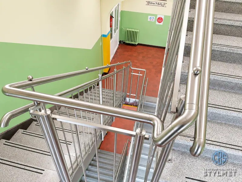 Balustrada schodowa ze stali nierdzewnej w szkole