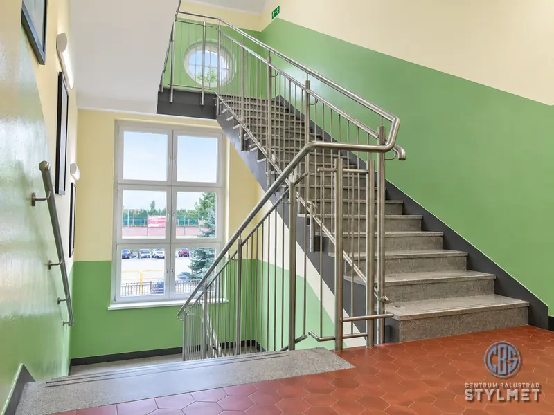 Balustrada schodowa nierdzewna w budynku szkoły