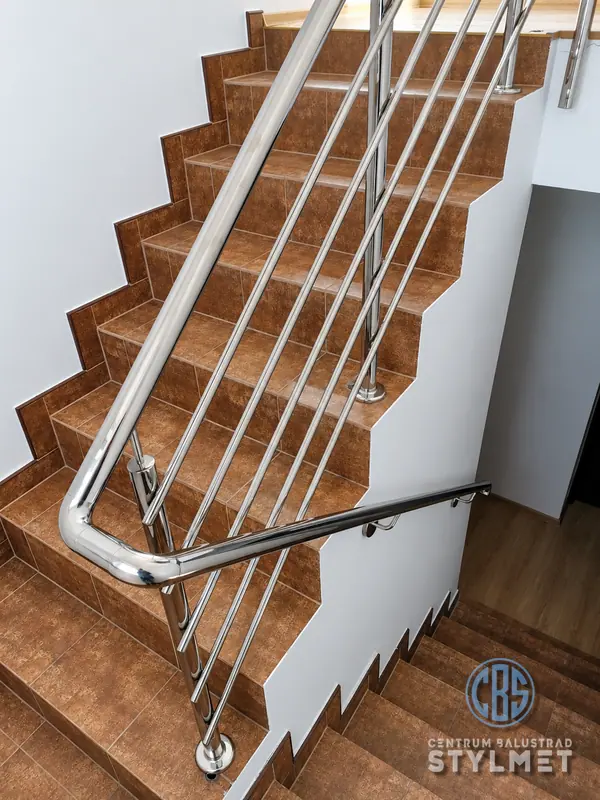 Balustrada nierdzewna przy schodach drewnianych