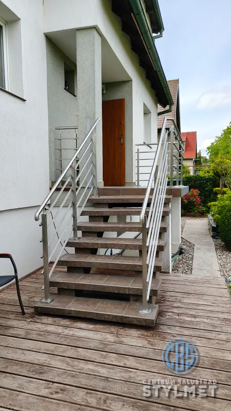 Balustrada nierdzewna przy schodach zewnętrznych prowadzących na taras