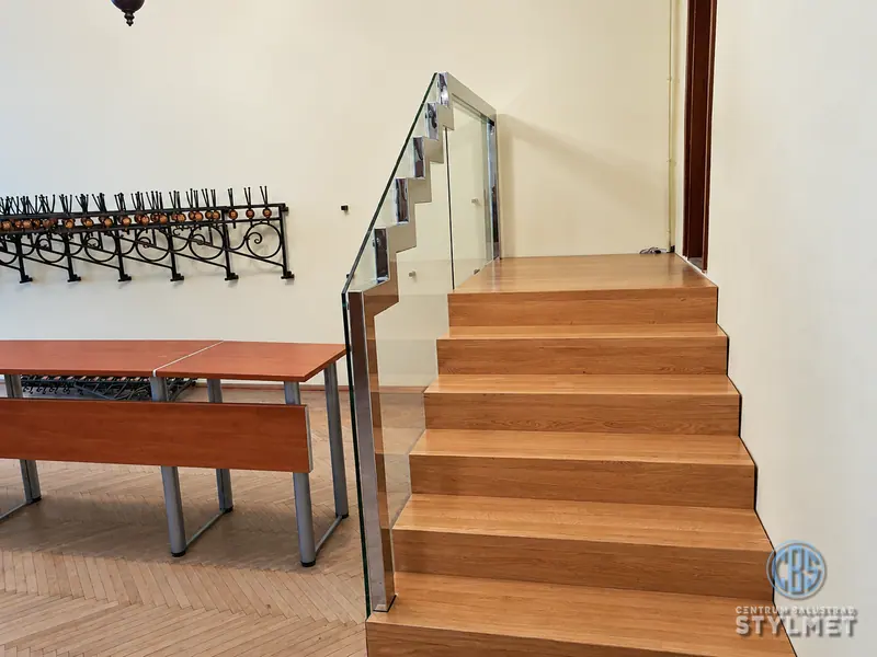 Balustrada szklana przy schodach drewnianych w holu