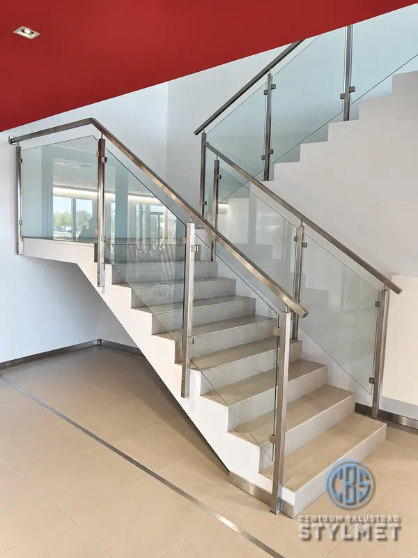 Balustrada szklana na słupkach przy schodach wewnętrznych