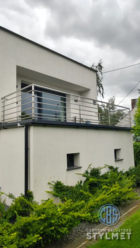 Balustrada tarasowa ze stali nierdzewnej przy domu jednorodzinnym