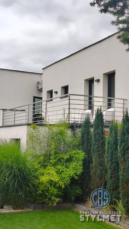 Balustrada tarasowa z poziomym wypełnieniem prętowym