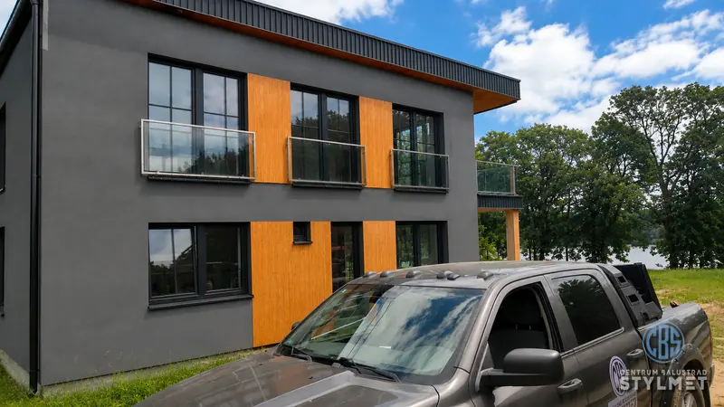 Balustrady balkonowe budynku usługowego