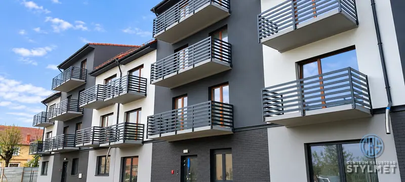 Balustrady balkonowe na elewacji budynku wielorodzinnego