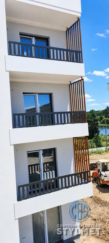 Balustrady balkonowe na nowym osiedlu mieszkaniowym