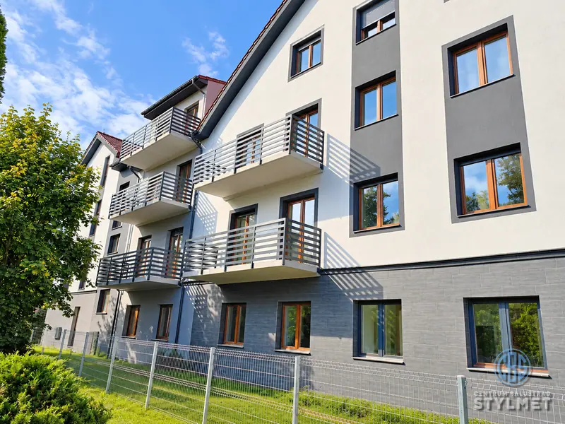 Balustrady balkonowe na elewacji budynku mieszkalnego
