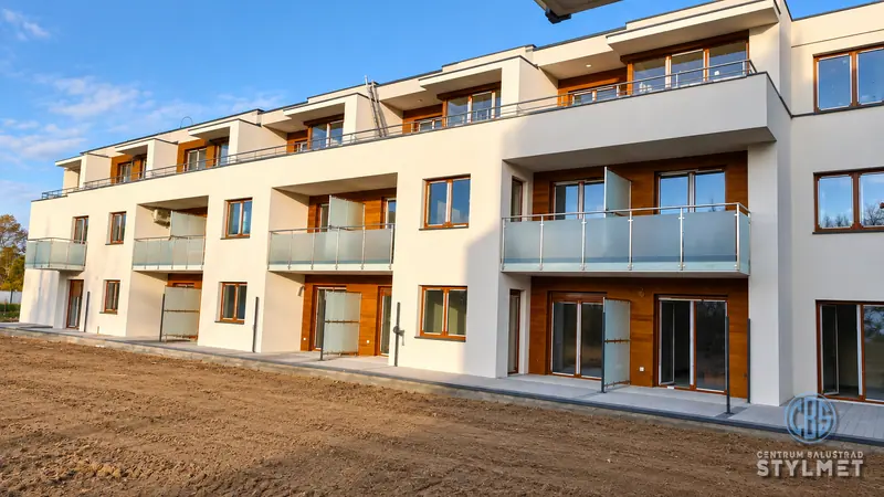 Szklane balustrady balkonowe na osiedlu