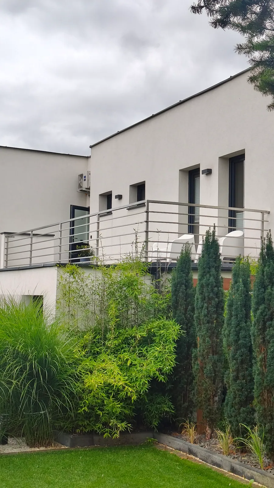 Balustrada tarasowa z wypełnieniem prętowym