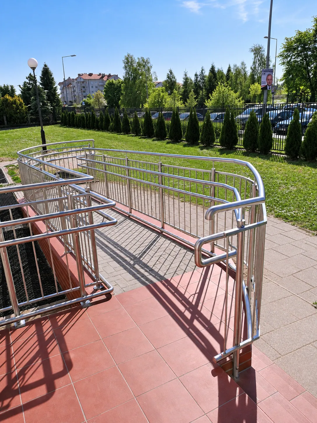 Podjazd z poręczami