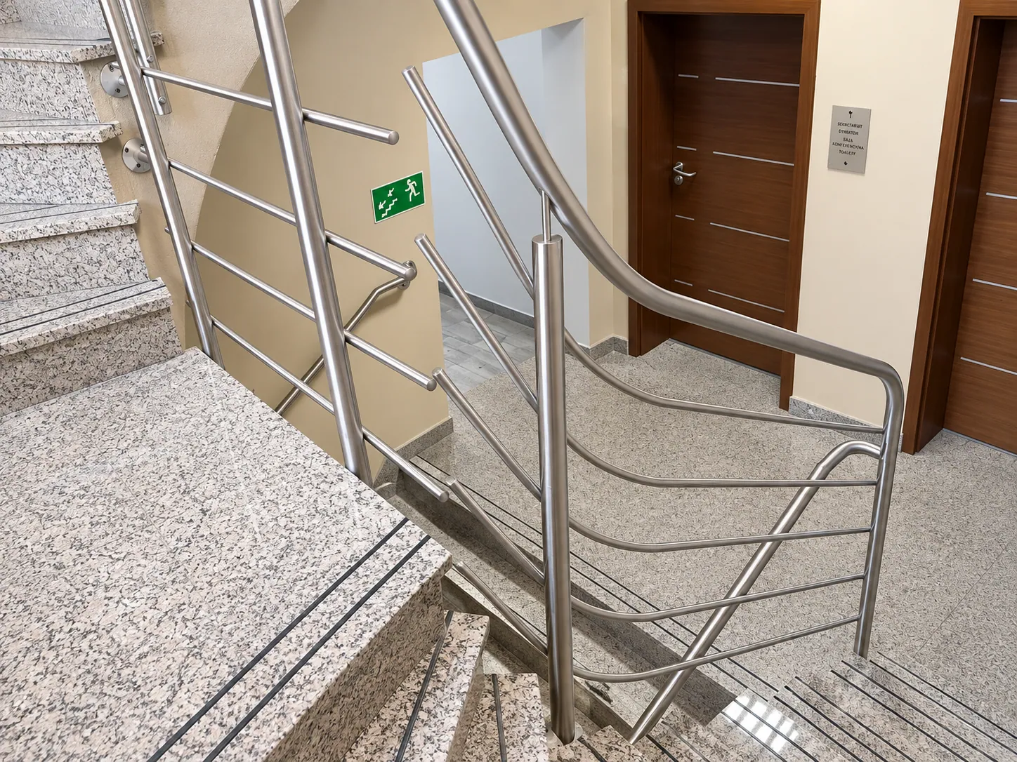 Poręcze na klatce schodowej