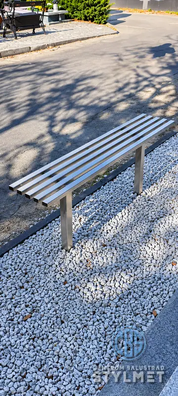 Ławka ze stali nierdzewnej na terenie zewnętrznym