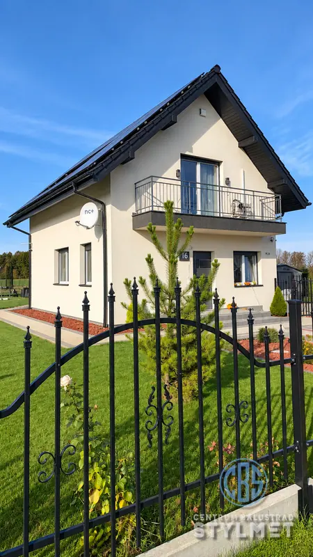 Ogrodzenie z bramą przy domu jednorodzinnym