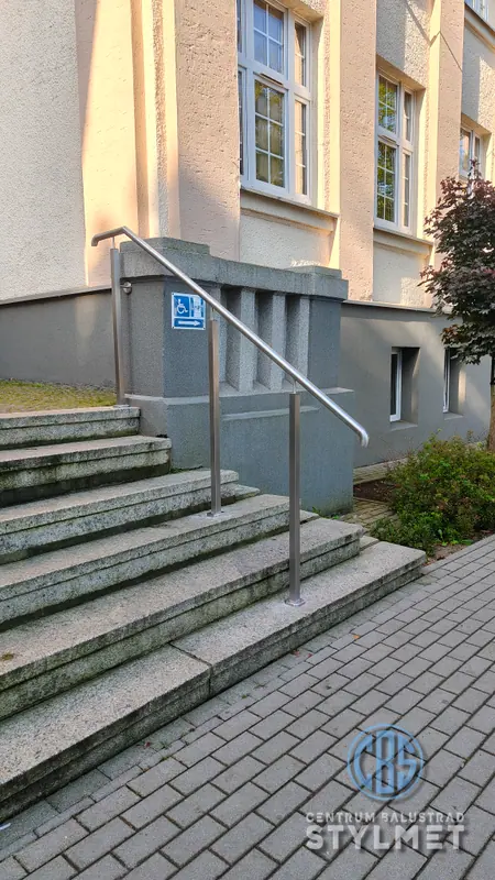 Poręcze przy schodach zewnętrznych budynku użyteczności publicznej