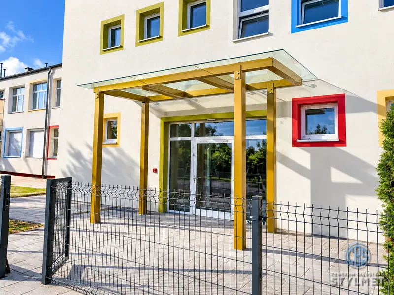 Konstrukcja stalowa zadaszenia wejścia do budynku publicznego