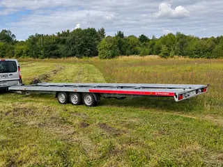 Laweta trzyosiowa z platformą ładunkową, widok z boku i od tyłu