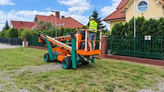 Podnośnik koszowy 17,1 m na kołach terenowych z napędem 4×4, przed rozstawieniem podpór