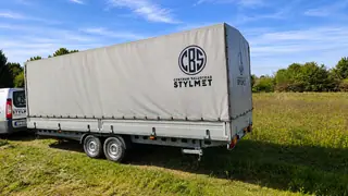 Tył przyczepy 2700 kg z plandeką — dwie osie, oświetlenie i podpory
