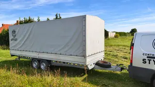 Przyczepa 2700 kg zaczepiona za samochodem dostawczym, widok z boku od strony zaczepu